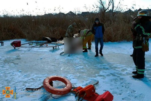 В Днепропетровской области мужчина нырнул в прорубь и утонул