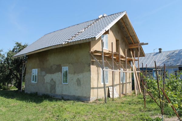 На Вінниччині подружжя побудувало двоповерховий будинок із солом’яних тюків                    
