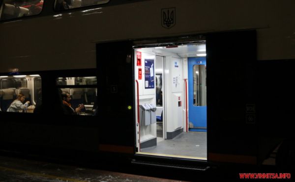 Двоповерховий потяг Skoda, який зупиняється у Вінниці, Калинівці, Гнівані та Козятині за місяць перевіз 13 тисяч пасажирів                    
