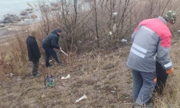 Генические коммунальщики провели акцию по уборке побережья