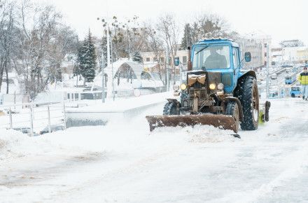 У Вінниці на розчищування дворів від снігу вийшли 300 двірників, а дороги посипали від першої ночі                     
