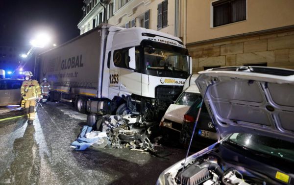 В Германии водитель фуры проехал на красный и разбил 31 авто