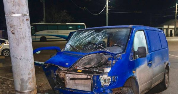 В Днепре на ж/м Парус водитель фургона врезался в столб: пострадали три человека
