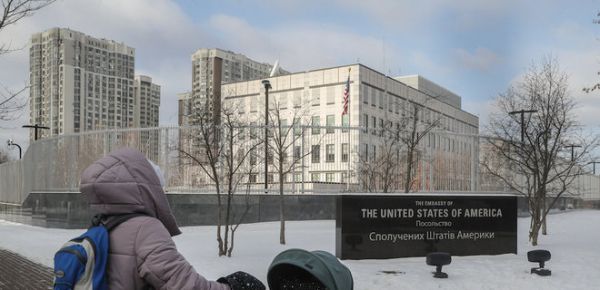 
США вывозят дипломатов из Украины и останавливают консульские услуги 