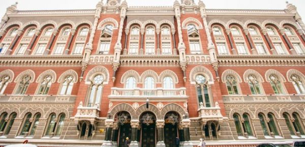 
НБУ продал на валютном рынке $377 млн для стабилизации гривни 