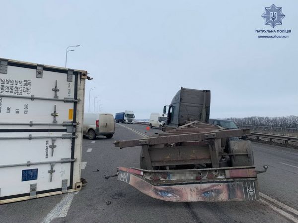 З причепа вантажівки злетів контейнер прямо на легковик. Подробиці ДТП під Вінницею. Фото і відео                     

