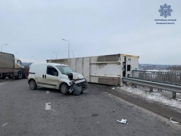 З причепа вантажівки злетів контейнер прямо на легковик. Подробиці ДТП під Вінницею. Фото і відео                     
