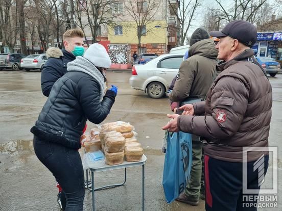 Герой нашего времени: в Кривом Роге блогер бесплатно раздавал хлеб всем желающим