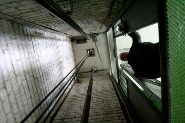 На Днепропетровщине 86-летний пациент больницы насмерть разбился в шахте лифта