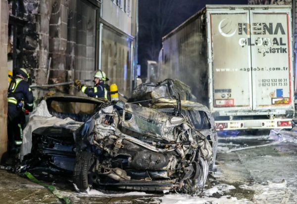 В Германии водитель фуры проехал на красный и разбил 31 авто