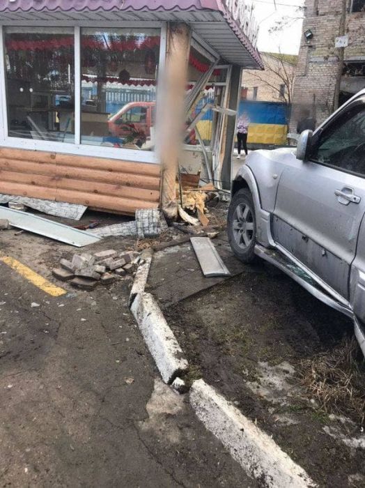 Под Киевом водительница внедорожника разбила кофейню