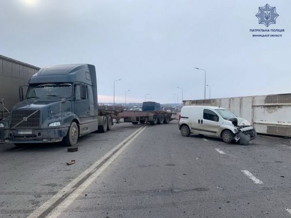 З причепа вантажівки злетів контейнер прямо на легковик. Подробиці ДТП під Вінницею. Фото і відео                     
