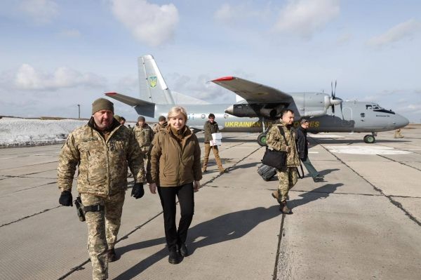 
"Привезли дроны военным". Арахамия, Верещук и группа нардепов прибыли на Донбасс: фото 