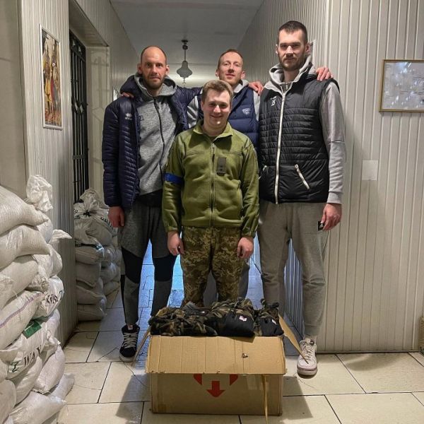 БК «Днепр» передал гуманитарную помощь для воспитанников интерната и военнослужащих