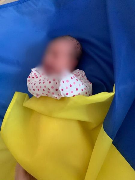  У пологовому відділенні Калинівської лікарні новонароджених фотографують в українському прапорі                    

