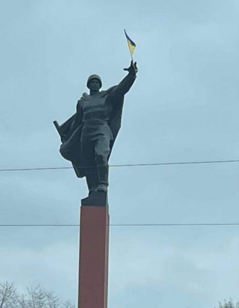 В Кривом Роге монумент «Победы» украсили государственным флагом Украины