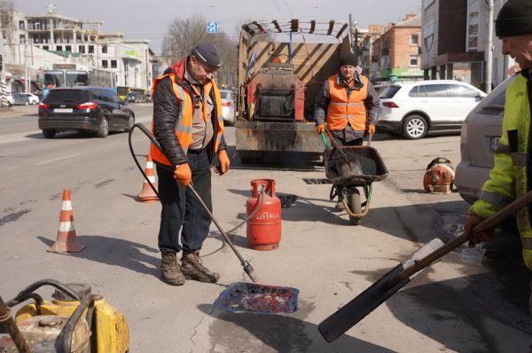 У Вінниці почали ремонтувати дороги після зими                     
