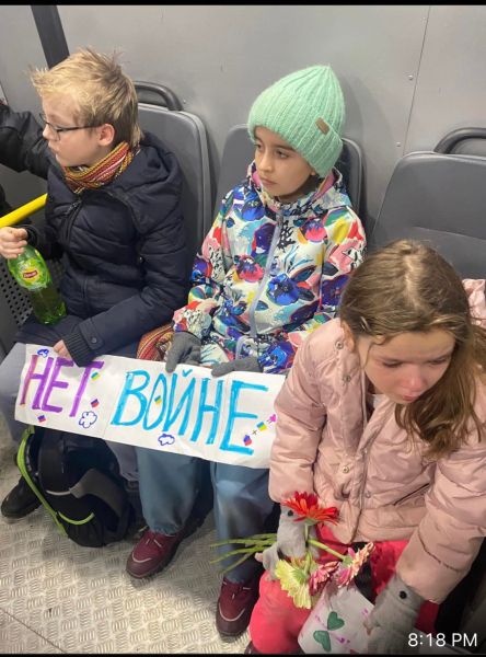 
В Москве закрыли в автозаке 7-летних детей за плакат "Нет войне" возле посольства Украины 