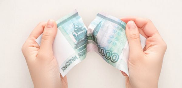 
В Геническе оккупанты начали выдавать "пенсии" рублями. Местные меняют их на гривни 