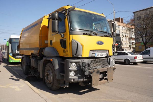 У Вінниці розпочали прибирати вулиці від бруду, що назбирався за зиму                    
