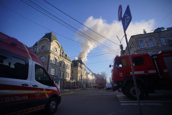 
В результате обстрелов в Киеве загорелось административное здание и гаражи – фото 