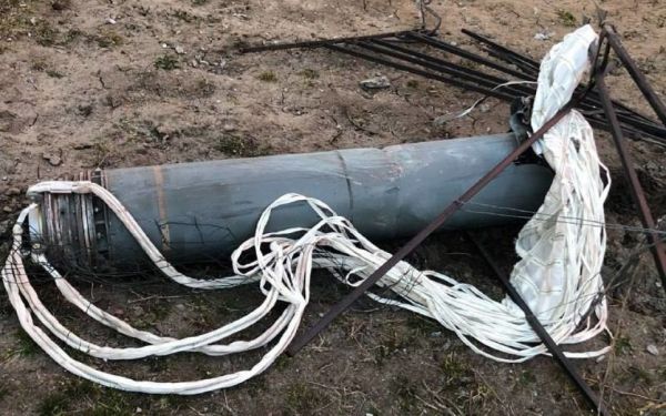 Российские оккупанты стали использовать опускаемые на парашютах снаряды