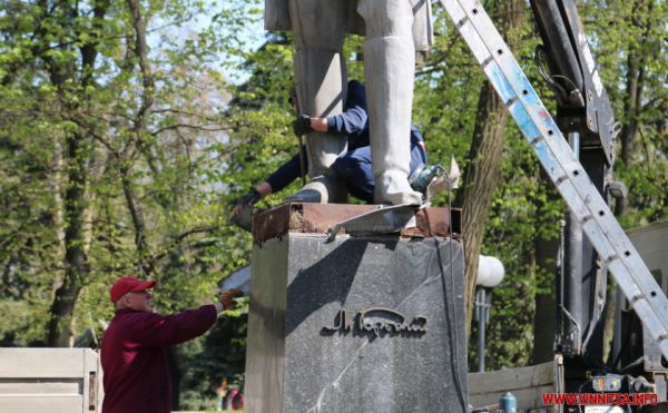 У Вінниці зняли «порожній» пам’ятник Горькому. Фото і відео                     
