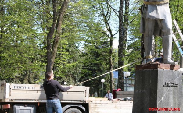 У Вінниці зняли «порожній» пам’ятник Горькому. Фото і відео                     
