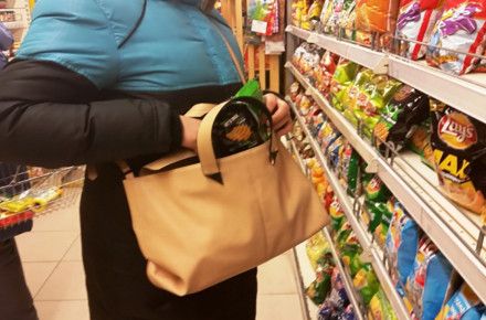 Частину продуктів сховала в сумку: в Калинівці затримали жінку за крадіжку із магазину                     
