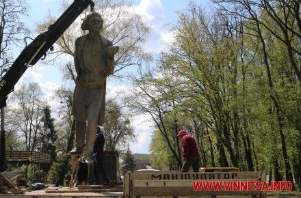 У Вінниці зняли «порожній» пам’ятник Горькому. Фото і відео                     
