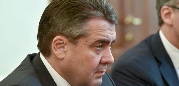 
Экс-глава МИД ФРГ: Отказ принять Штайнмайера в Киеве беспрецедентен и вызывает раздражение 