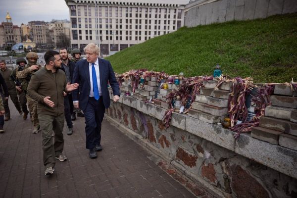 Борис Джонсон в Киеве получил неожиданный подарок