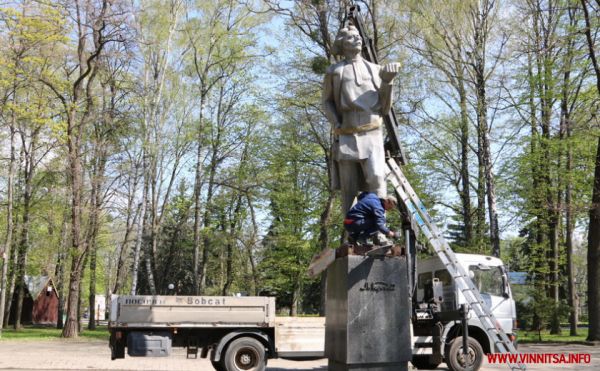 У Вінниці зняли «порожній» пам’ятник Горькому. Фото і відео                     
