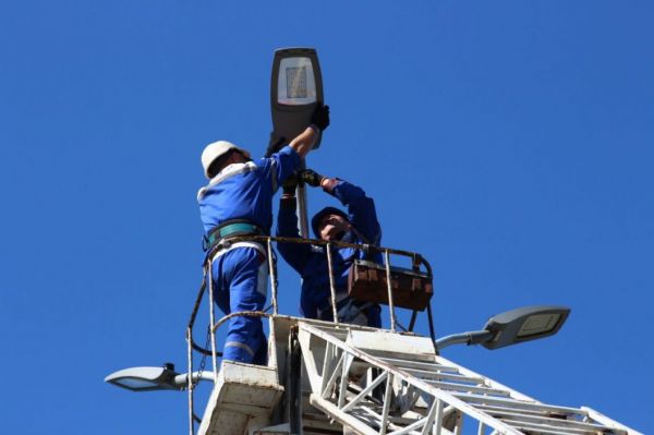 В Днепре коммунальщики заканчивают ремонт наружного освещения на Нигояна