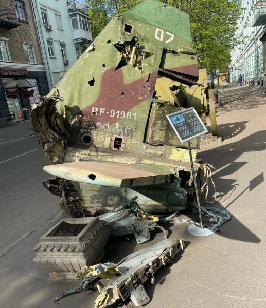 В Киеве начали устанавливать в виде экспонатов жалкие остатки «второй армии мира» (ФОТО)