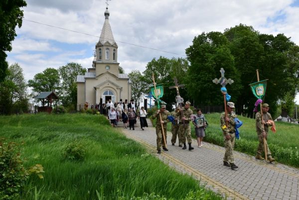 На Вінниччині сотні людей створили живий коридор, аби провести в останню путь загиблого Героя Михайла Гутніка                    
