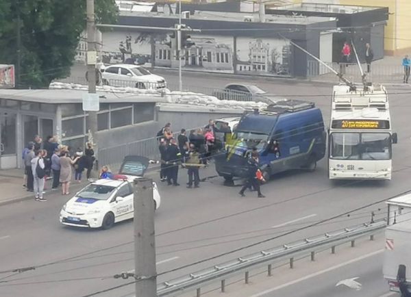 В Днепре полицейский фургон столкнулся с легковушкой: есть пострадавшие