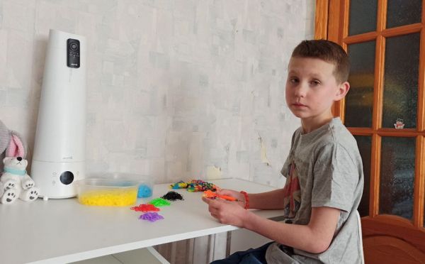 План – 10 тисяч гривень: у Вінниці 12-річний Сашко плете та продає браслети на підтримку ЗСУ. Фото                     
