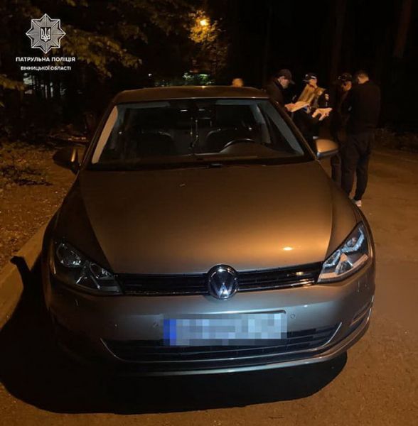 Побачивши поліцейських, покинув авто та тікав: під час комендантської години у Вінниці затримали чоловіка. Фото                      
