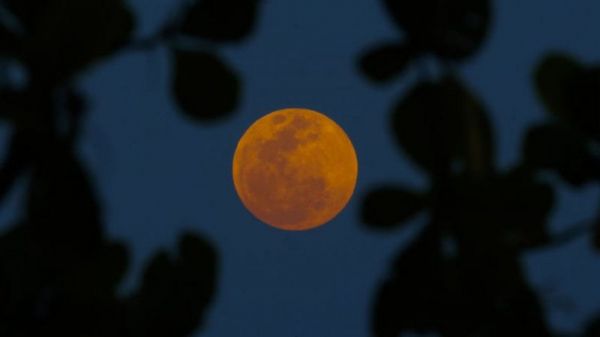 «Кровавое суперлуние»: полное лунное затмение окрасило Луну в красный цвет