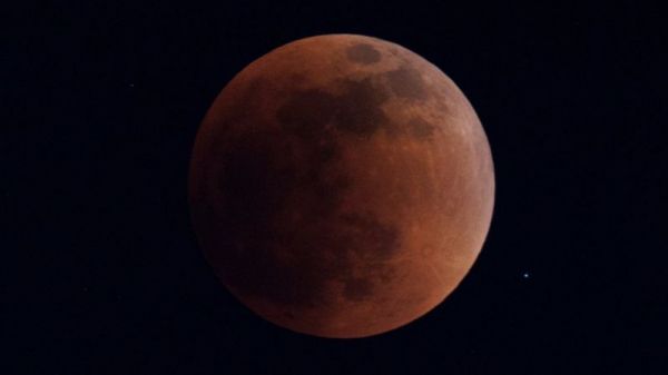 «Кровавое суперлуние»: полное лунное затмение окрасило Луну в красный цвет