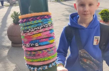 План – 10 тисяч гривень: у Вінниці 12-річний Сашко плете та продає браслети на підтримку ЗСУ. Фото                     
