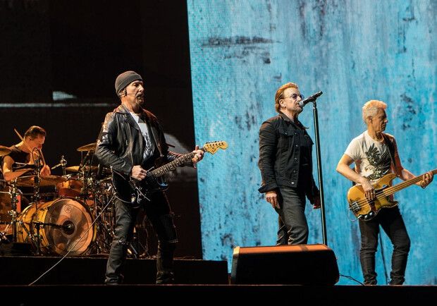 Боно и Эдж из U2 дали концерт на станции метро Киева. 