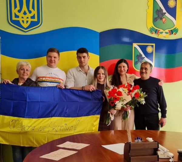 На прапорі написали: «Херсон – це Україна»: на Вінниччині одружились дві пари з тимчасово окупованого міста. Фото                     
