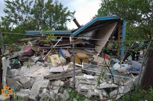 Под Днепром спасатели достали пенсионера из обрушившегося дома