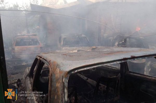 На Днепропетровщине дотла сгорел частный дом с десятком единиц транспорта внутри (Видео)