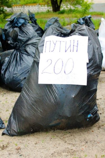 Жители одного из районов Днепра провели генеральную уборку на озере (Фото)
