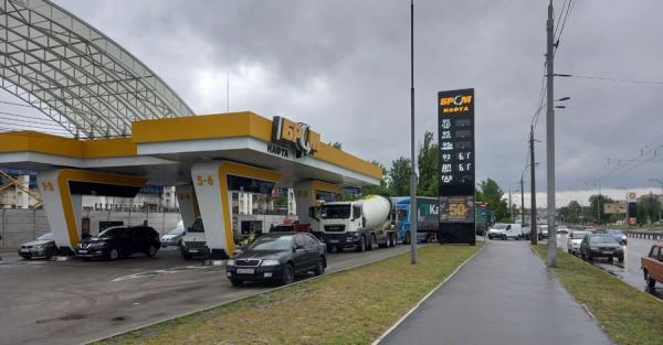 Водители о дефиците топлива: На Подоле цену загнули по 70 гривен за литр - Новости экономики