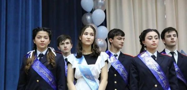 
Школьница из Дагестана выкрикнула "Путин – черт" на линейке. Ее заставили извиняться 