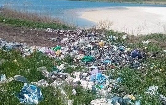 Переселенцы из Харькова очистили от мусора «Мальдивы» под Днепром